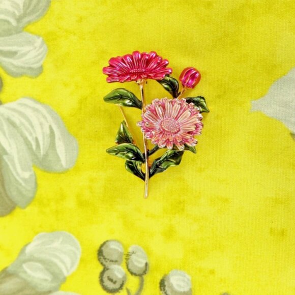 Pink flower brooch pin with light and dark enamel flowers, and with green leaves - Picture 2 of 5